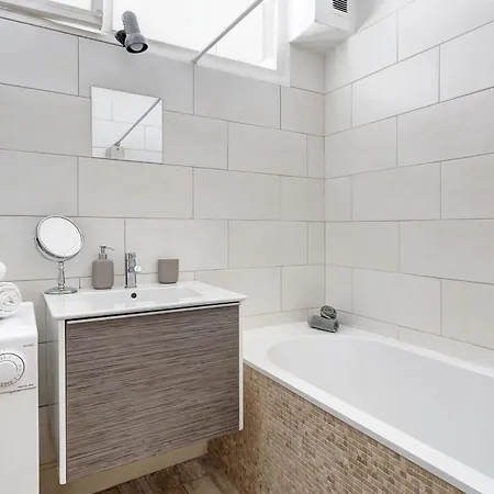 Апартаменты Bnbnova - 1br Eiffel Tower & Rue Cler Париж