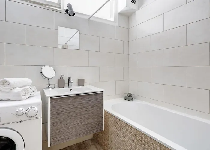 Апартаменты Bnbnova - 1br Eiffel Tower & Rue Cler Париж